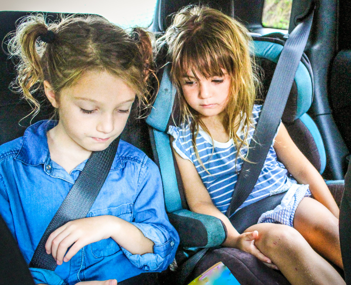 Crianças a jogar consola no carro